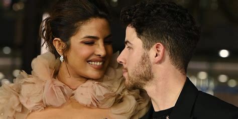 Priyanka Chopra Wears Nude Gown With Nick Jonas at Mumbai。